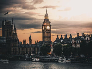 Big Ben in London - Luke Stackpoole (Unsplash)
